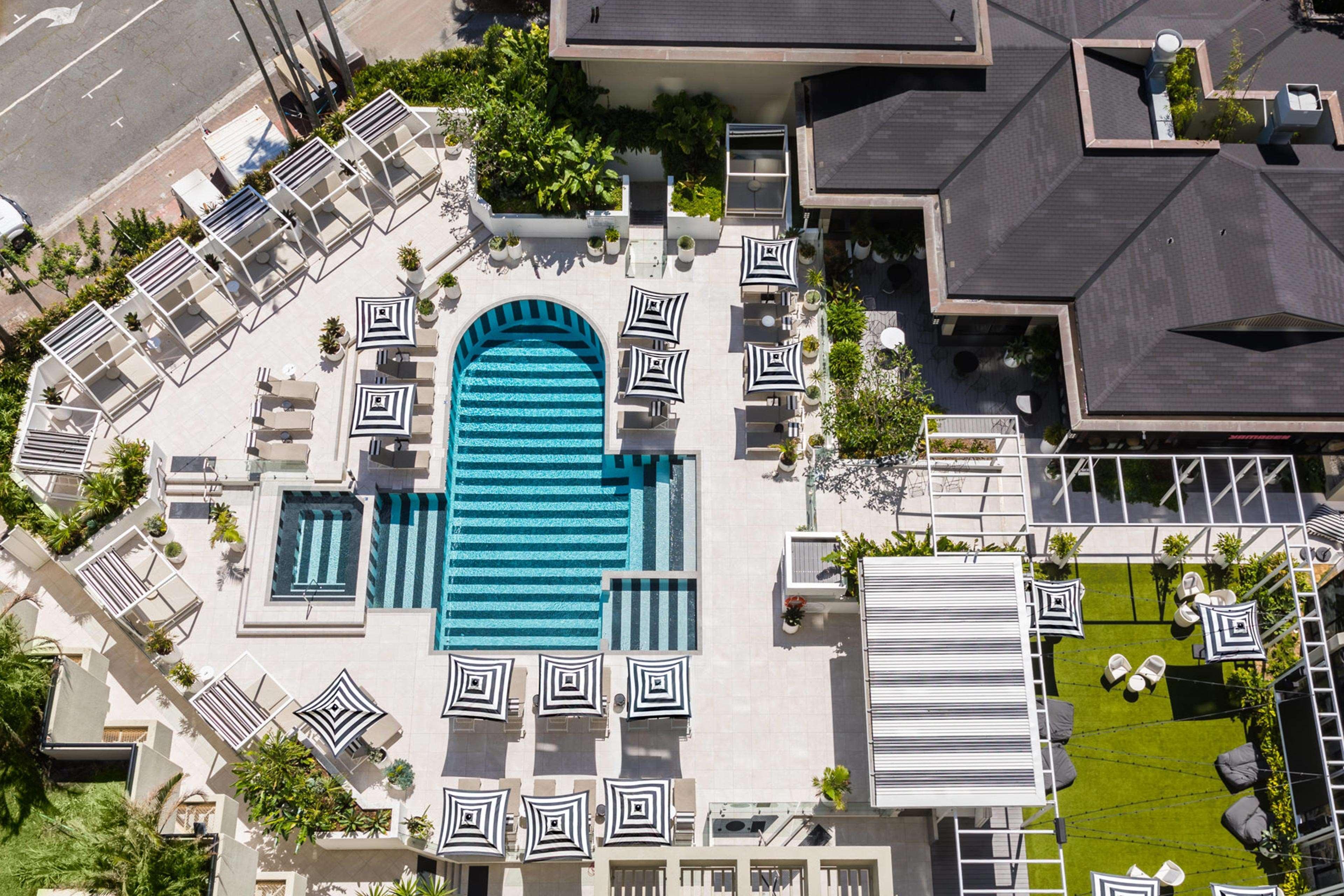 Hotel Qt Gold Coast Exteriér fotografie Aerial view of the pool at the W Brisbane