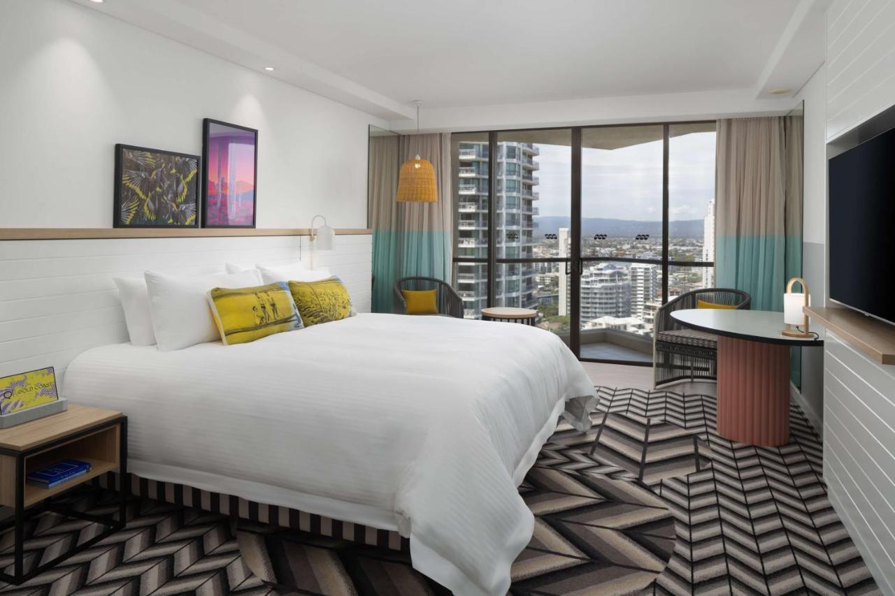 Hotel Qt Gold Coast Exteriér fotografie A guest room at the hotel